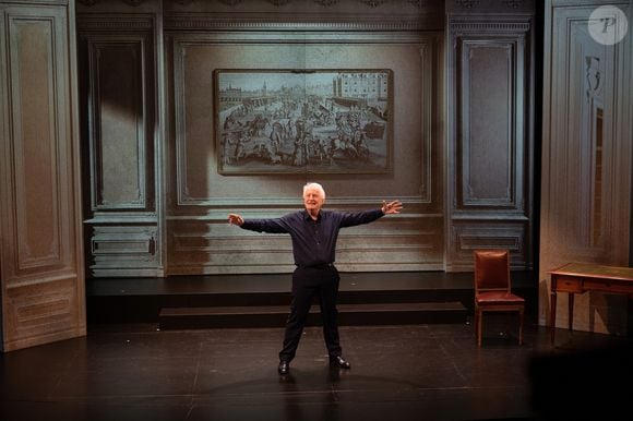 Cette proposition scénique, intime et singulière, invite à une introspection sur la condition humaine.
André Dussollier dans "Sans Dessus-Dessous" au Théâtre des Bouffes Parisiens.