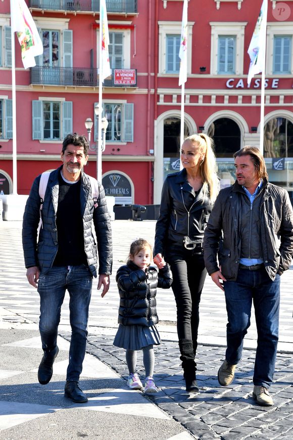 Adriana Karembeu Ohanian, son mari Aram leur fille Nina et José Cobos, ancien capitaine de l'OGC Nice et conseiller municipal de la ville de Nice délégué à l'évènementiel sportif, durant la première bataille de fleurs du Carnaval de Nice 2022, Roi des Animaux, place Masséna à Nice, le 13 février 2022.  © Bruno Bebert/Bestimage