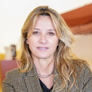 C'est entre les montagnes de l'Atlas et l'effervescence de Marrakech que Sarah Poniatowski a érigé son sanctuaire. Plus qu'une simple maison de vacances, cette kasbah moderne redéfinit l'art de vivre marocain en mêlant tradition et design contemporain.

Sarah Poniatowski - Présentation de la collection "Tamsa" Maisons du Monde x Sarah Poniatowski à l'Atelier Richelieu à Paris.

 © Anne-Sophie Guebey/Bestimage