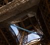 En 2016, un autre morceau avait déjà été adjugé à 523 800 euros. 

Un pont suspendu à 60 mètres de haut vous permet de traverser la tour Eiffel le 17 mars 2026.

© Tiphaine Praud-Lebely / Bestimage