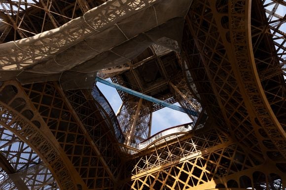 En 2016, un autre morceau avait déjà été adjugé à 523 800 euros. 

Un pont suspendu à 60 mètres de haut vous permet de traverser la tour Eiffel le 17 mars 2026.

© Tiphaine Praud-Lebely / Bestimage