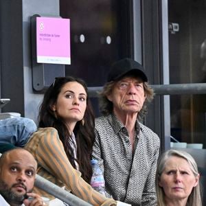 Mick Jagger et sa compagne Melanie Hamrick assistent aux épreuves d'athlétisme lors des Jeux Olympiques de Paris2024 (JO), le 8 août 2024. 
© Perusseau-Jacovides / Bestimage