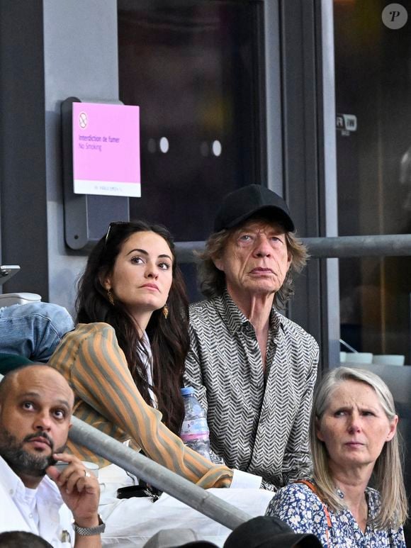 Mick Jagger et sa compagne Melanie Hamrick assistent aux épreuves d'athlétisme lors des Jeux Olympiques de Paris2024 (JO), le 8 août 2024. 
© Perusseau-Jacovides / Bestimage