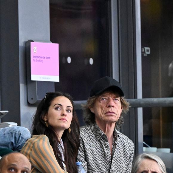 Mick Jagger et sa compagne Melanie Hamrick assistent aux épreuves d'athlétisme lors des Jeux Olympiques de Paris2024 (JO), le 8 août 2024. 
© Perusseau-Jacovides / Bestimage