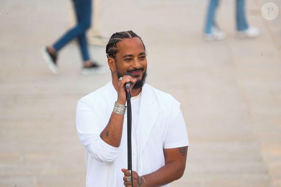 Slimane interprète sa nouvelle chanson "Résister" sur le parvis de Notre-Dame à Paris. Le 6 juin 2024. 
© Christophe Clovis / Bestimage