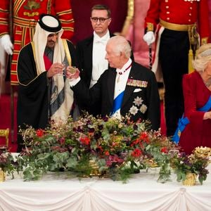 Elle portait également un collier de la collection de la défunte souveraine autour du cou
Le roi Charles III d'Angleterre et Camilla Parker Bowles, reine consort d'Angleterre, la princesse Anne - L'émir du Qatar Tamim ben Hamad Al-Thani et sa femme au dîner d'Etat au palais de Buckingham lors de sa visite d'Etat au Royaume-Uni, le 3 décembre 2024.