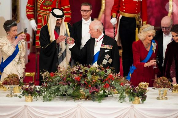 Elle portait également un collier de la collection de la défunte souveraine autour du cou
Le roi Charles III d'Angleterre et Camilla Parker Bowles, reine consort d'Angleterre, la princesse Anne - L'émir du Qatar Tamim ben Hamad Al-Thani et sa femme au dîner d'Etat au palais de Buckingham lors de sa visite d'Etat au Royaume-Uni, le 3 décembre 2024.