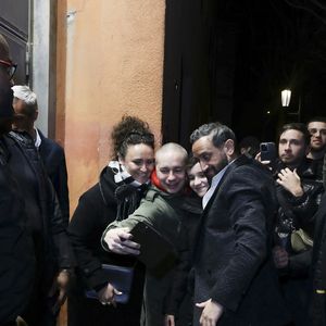 Exclusif - Cyril Hanouna - Les chroniqueurs et les invités quittent la dernière émission "Touche pas à mon poste" (TPMP) en bus pour se rendre devant le siège du groupe M6 à Neuilly-sur-Seine le 27 février 2025. © Jack Tribeca/Bestimage