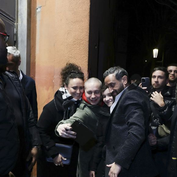 Exclusif - Cyril Hanouna - Les chroniqueurs et les invités quittent la dernière émission "Touche pas à mon poste" (TPMP) en bus pour se rendre devant le siège du groupe M6 à Neuilly-sur-Seine le 27 février 2025. © Jack Tribeca/Bestimage