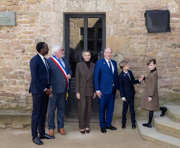 Hervé Van Praag, maire de Plévenon, La princesse Charlène de Monaco, Le prince Albert II de Monaco, La princesse Gabriella de Monaco, comtesse de Carladès, Le prince Jacques de Monaco, marquis des Baux lors d'une visite au Fort la Latte, Château de La Roche Goyon à Plévenon le 9 avril 2025. Le donjon fut érigé vers 1350 par Etienne III de Goyon, seigneur de Matignon

© Olivier Huitel / Pool / Bestimage