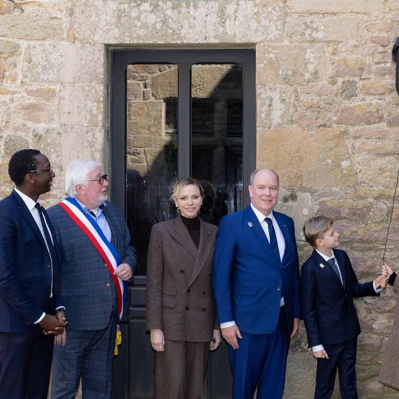 Hervé Van Praag, maire de Plévenon, La princesse Charlène de Monaco, Le prince Albert II de Monaco, La princesse Gabriella de Monaco, comtesse de Carladès, Le prince Jacques de Monaco, marquis des Baux lors d'une visite au Fort la Latte, Château de La Roche Goyon à Plévenon le 9 avril 2025. Le donjon fut érigé vers 1350 par Etienne III de Goyon, seigneur de Matignon

© Olivier Huitel / Pool / Bestimage