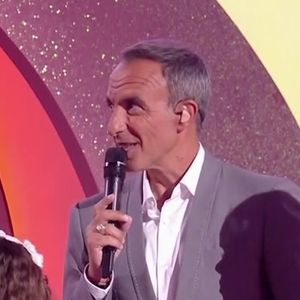 La 11e saison de "The Voice Kids" séduit toujours les téléspectateurs avec des performances émouvantes et impressionnantes. 

La chanteuse Nej avec Nikos Aliagas - The Voice Kids © TF1