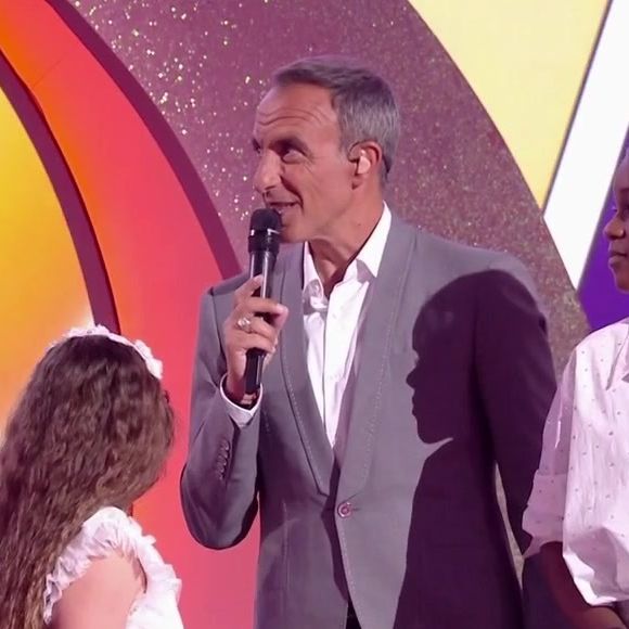 La 11e saison de "The Voice Kids" séduit toujours les téléspectateurs avec des performances émouvantes et impressionnantes. 

La chanteuse Nej avec Nikos Aliagas - The Voice Kids © TF1