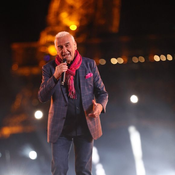 Michel Fugain lors du tournage de l'émission "La grande soirée du 31 décembre de Paris" au Musée du Quai Branly à Paris, diffusée le 31 décembre sur France 2.

© Christophe Clovis / Bestimage