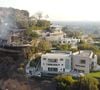 Estimée à 26 millions de dollars, elle comprendrait "cinq salles de bains sur trois étages" et s'étendrait "sur près de 1348 mètres carrés". 

Exclusif - La maison de Tom Hanks a été épargnée par l'incendie de Pacific Palisades alors que ses proches voisins n'ont pas eu la même chance ! le 9 janvier 2025.