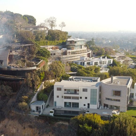 Estimée à 26 millions de dollars, elle comprendrait "cinq salles de bains sur trois étages" et s'étendrait "sur près de 1348 mètres carrés". 

Exclusif - La maison de Tom Hanks a été épargnée par l'incendie de Pacific Palisades alors que ses proches voisins n'ont pas eu la même chance ! le 9 janvier 2025.