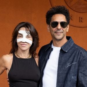 Son mari, le comédien Tomer Sisley, lui a d'ailleurs publiquement apporté un soutien inconditionnel sur les réseaux sociaux en saluant la force et la beauté de sa démarche.
Sandra Sisley et son mari Tomer Sisley au photocall du village lors des Internationaux de France de Tennis de Roland Garros 2026, à Paris, France, le 5 juin 2026. © Jacovides-Moreau/Bestimage