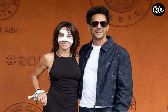 Son mari, le comédien Tomer Sisley, lui a d'ailleurs publiquement apporté un soutien inconditionnel sur les réseaux sociaux en saluant la force et la beauté de sa démarche.

Sandra Sisley et son mari Tomer Sisley au photocall du village lors des Internationaux de France de Tennis de Roland Garros 2026, à Paris, France, le 5 juin 2026. © Jacovides-Moreau/Bestimage