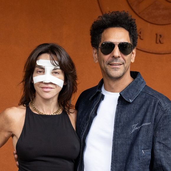 Son mari, le comédien Tomer Sisley, lui a d'ailleurs publiquement apporté un soutien inconditionnel sur les réseaux sociaux en saluant la force et la beauté de sa démarche.

Sandra Sisley et son mari Tomer Sisley au photocall du village lors des Internationaux de France de Tennis de Roland Garros 2026, à Paris, France, le 5 juin 2026. © Jacovides-Moreau/Bestimage