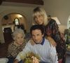 Seul ou en famille, il fait vivre le commerce local, notamment les restaurants...

En France, dans sa maison de vacances en Provence, Michel Drucker, sa mère Lola et sa femme Dany Saval, devant le gâteau d'anniversaire pour les 50 ans de Michel Drucker. Septembre 1992
© Alain Canu via Bestimage