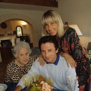 Seul ou en famille, il fait vivre le commerce local, notamment les restaurants...

En France, dans sa maison de vacances en Provence, Michel Drucker, sa mère Lola et sa femme Dany Saval, devant le gâteau d'anniversaire pour les 50 ans de Michel Drucker. Septembre 1992
© Alain Canu via Bestimage