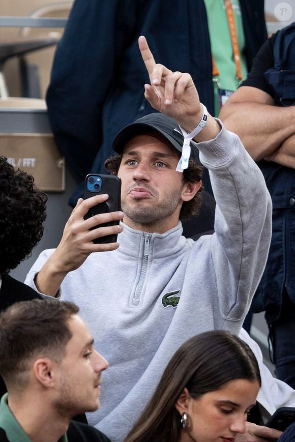 Victor Belmondo dans les tribunes lors de la session du soir des Internationaux de France de Tennis de Roland Garros 2025, à Paris, France, le 4 juin 2025. © Jacovides-Moreau/Bestimage