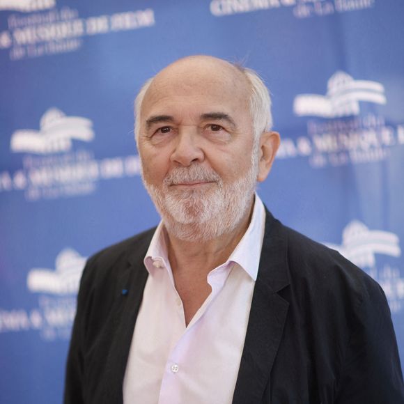 Le 5 octobre, lors de la cérémonie de clôture de la 6ᵉ édition du festival CinéRoman de Nice, le papa d'Arthur Jugnot s'est montré particulièrement ému lors de l'hommage rendu à son ami, qu'il connaissait depuis le collège...

Gérard Jugnot - Photocall de la cérémonie de clôture du 8ème Festival du Cinéma et Musique de Film de La Baule le 3 juillet 2022. © Rachid Bellak/bestimage