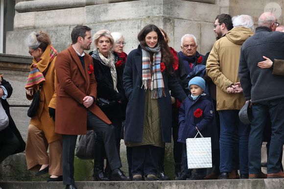 Sa fille Gabrièle photographiée devant l'église

Gabriele Laborde et son fils Paul arrivent à la cérémonie d'enterrement de Catherine Laborde à l'église Saint-Roch à Paris, France, le 6 février 2025. L'emblématique présentatrice météo de TF1 est décédée le 28 janvier 2025 à l'âge de 73 ans, des suites d'une démence à corps de Lewy, une maladie neurodégénérative dont Catherine Laborde souffrait depuis 2014. Photo de Jerome Domine/ABACAPRESS.COM
