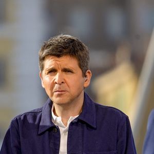 Thomas Sotto -  L'émission Télématin sur France 2 en direct sur le port de Marseille dans le cadre de l'arrivée de la flamme olympique des JO de Paris 2024.