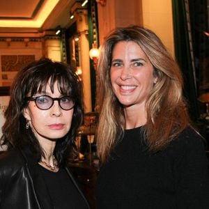 Ce dernier est né en 2003 de sa relation avec le producteur américain Mark Allan.

Anne Parillaud, Tiffany Breuvart - Personnalités aux Deux Magots pour la 3ème édition du salon du livre à Saint-Germain-des-Prés "Des pages avant la plage" à Paris le 6 juin 2026

© Philippe Baldini / Bestimage