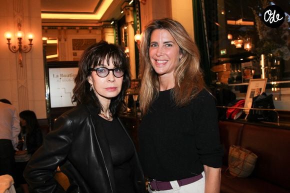 Ce dernier est né en 2003 de sa relation avec le producteur américain Mark Allan.

Anne Parillaud, Tiffany Breuvart - Personnalités aux Deux Magots pour la 3ème édition du salon du livre à Saint-Germain-des-Prés "Des pages avant la plage" à Paris le 6 juin 2026

© Philippe Baldini / Bestimage