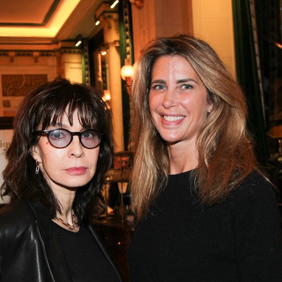 Ce dernier est né en 2003 de sa relation avec le producteur américain Mark Allan.

Anne Parillaud, Tiffany Breuvart - Personnalités aux Deux Magots pour la 3ème édition du salon du livre à Saint-Germain-des-Prés "Des pages avant la plage" à Paris le 6 juin 2026

© Philippe Baldini / Bestimage