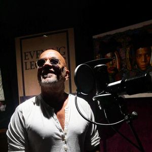 Le chanteur et musicien français Pascal Obispo, photographié sur la Coulée verte dans le quartier Balard à Paris, France, le 29 août 2023, près de son studio d'enregistrement, au moment de la sortie de son album Le beau qui pleut. Photo by Marc Charuel/ABACAPRESS.COM