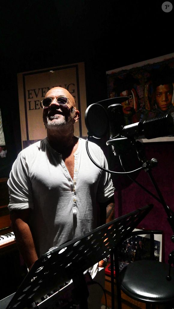 Le chanteur et musicien français Pascal Obispo, photographié sur la Coulée verte dans le quartier Balard à Paris, France, le 29 août 2023, près de son studio d'enregistrement, au moment de la sortie de son album Le beau qui pleut. Photo by Marc Charuel/ABACAPRESS.COM