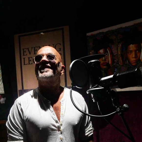 Le chanteur et musicien français Pascal Obispo, photographié sur la Coulée verte dans le quartier Balard à Paris, France, le 29 août 2023, près de son studio d'enregistrement, au moment de la sortie de son album Le beau qui pleut. Photo by Marc Charuel/ABACAPRESS.COM