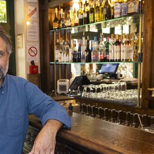 Exclusif - Romain Sardou en dédicace pour son livre "Je t'aime" au Café de l'Ormeau lors de l'événement "Les Plumes de Ramatuelle". Le 11 août 2024
© Cyril Bruneau / Festival de Ramatuelle
