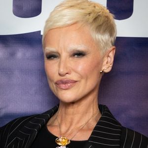 L’ex-mannequin dénonce des propos "inqualifiables" et nuisibles à sa fille Nina, fruit de ses amours avec l'homme d'affaires.

Adriana Karembeu - Soirée de lancement du magazine Lui à l'hôtel Bowmann à Paris le 9 mars 2026. © Julien Sarkissian/ Bestimage