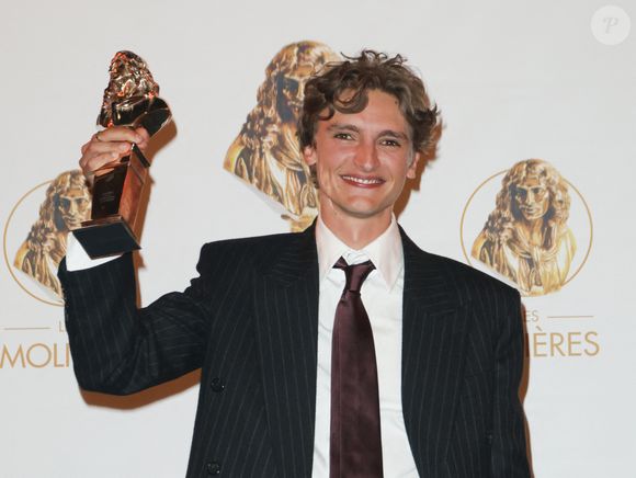 À seulement 26 ans, le benjamin de la fratrie a reçu le Molière de la révélation masculine 2025 pour son rôle dans "La prochaine fois que tu mordras la poussière".

Vassili Schneider (Molière de la révélation masculine de l’année) - 36ème cérémonie des Molières aux Folies Bergère à Paris le 28 avril 2025. © Coadic Guirec/Bestimage