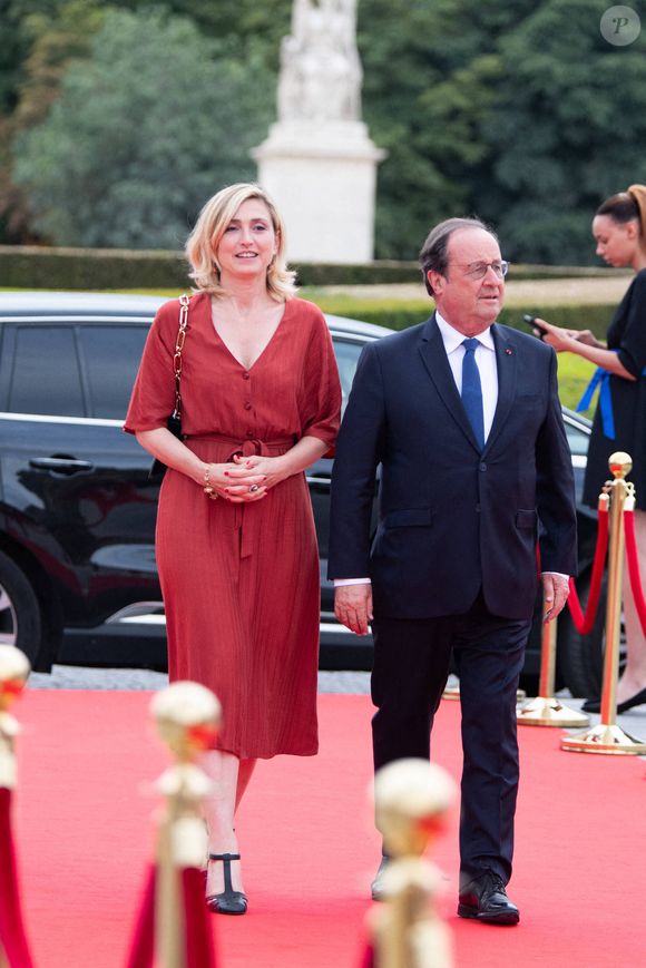 François Hollande et son épouse l'actrice et productrice française Julie Gayet... Arrivée des invités du dîner de Cérémonie du Sommet 2024 Accord de Paris pour le sport et le développement durable. Carrousel du Louvre, Paris, France, 25 juillet 2024. Photo by Jeanne Accorsini/Pool/ABACAPRESS.COM