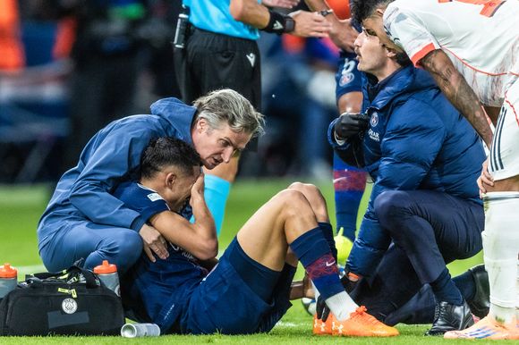 Hakimi en larmes après sa blessure - Match de Ligue des Champions entre le PSG contre le Bayern de Munich (1-2) au Parc des Princes à Paris le 4 novembre 2025. © Cyril Moreau/Bestimage