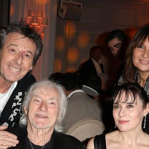 Jean-Luc Reichmann, Hugues Aufray, Murielle Aufray et Nathalie Lecoultre lors de la soirée de gala pour la fondation de la recherche en physiologie, les Stethos, au George V à Paris le 18 mars 2024.

Crédit Coadic Guirec / Bestimage