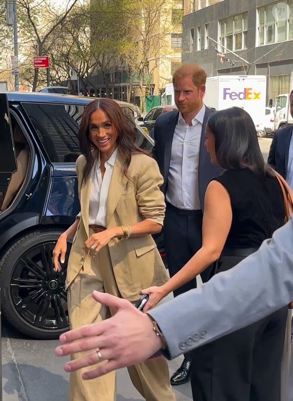 Le prince Harry, duc de Sussex, et Meghan Markle, duchesse de Sussex, aperçus à New York, le 23 avril 2025. Backgrid USA / Bestimage