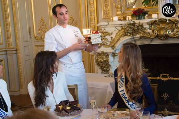 Malika Ménard (Miss France 2010 ), Camille Cerf ( Miss France 2015) et le chef pâtissier François Perret - Anniversaire surprise ( 20 ans) de Miss France 2015, Camille Cerf et de sa soeur jumelle Mathilde au Shangri-La Hotel Paris.
Le 9 Décembre 2014. AGENCE / BESTIMAGE
