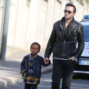 "Et donc, il connaît les bons côtés, et les moins bons. Alors, il n'a pas du tout du tout envie de faire ce métier. S'il avait eu envie, je ne l'aurais pas empêché mais il n'est pas du tout là-dedans. Il voit ça avec du recul, ça l'amuse". 

Michaël Cohen et son fils Surafel lorsqu'il était petit - Sorties des obsèques de Guy Béart dans le carré juif du cimetière de Garches. Le 21 septembre 2015 Agence / Bestimage