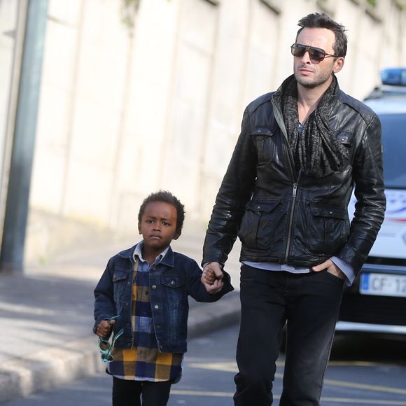 "Et donc, il connaît les bons côtés, et les moins bons. Alors, il n'a pas du tout du tout envie de faire ce métier. S'il avait eu envie, je ne l'aurais pas empêché mais il n'est pas du tout là-dedans. Il voit ça avec du recul, ça l'amuse". 

Michaël Cohen et son fils Surafel lorsqu'il était petit - Sorties des obsèques de Guy Béart dans le carré juif du cimetière de Garches. Le 21 septembre 2015 Agence / Bestimage