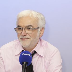 Pascal Praud - C.Hanouna avec ses chroniqueurs G.Maillet, E.Naulleau, G.Le Bret, V.Benaim, R.Aabou, et les invités du jour, P.Praud, M.Vallet, E.Zemmour et M.Valls, aux commandes de l’émission "On Marche Sur La Tête"  diffusée en direct sur les ondes de radio Europe 1, à Paris, France, le 17 juin 2024. © Jack Tribeca/Bestimage