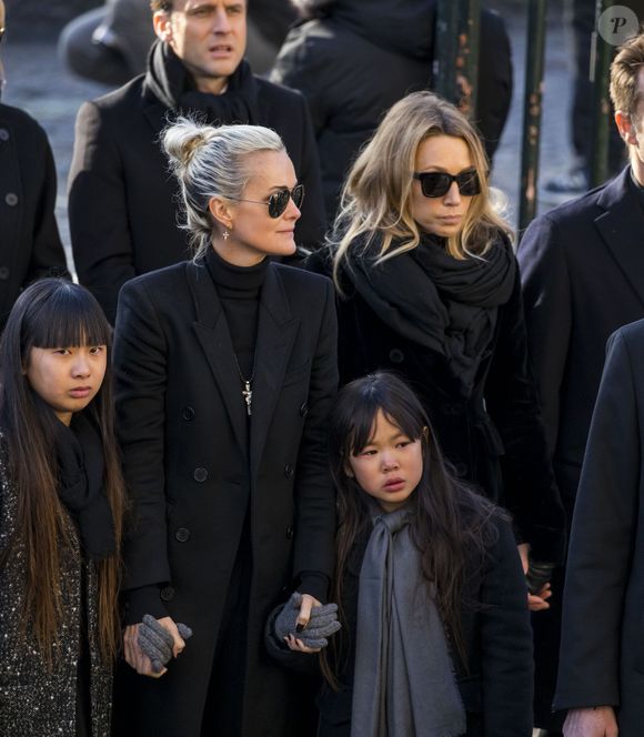 A rappeler que les deux soeurs semblent être toujours en froid. La maman de Léo et son demi-frère David Hallyday avaient contesté le testament du Taulier. 

Laeticia Hallyday, ses filles Jade et Joy, Laura Smet et David Hallyday et Brigitte Macron (Trogneux) et le président de la république Emmanuel Macron - Arrivées des personnalités en l'église de La Madeleine pour les obsèques de Johnny Hallyday à Paris. Le 9 décembre 2017 ©BORDE-JACOVIDES / BESTIMAGE