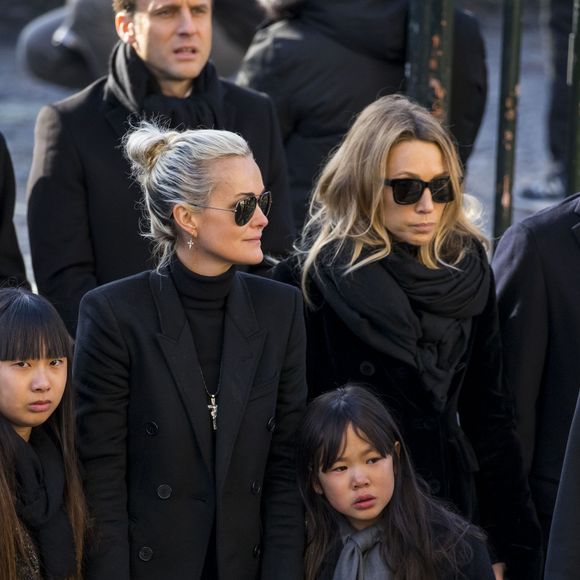 A rappeler que les deux soeurs semblent être toujours en froid. La maman de Léo et son demi-frère David Hallyday avaient contesté le testament du Taulier. 

Laeticia Hallyday, ses filles Jade et Joy, Laura Smet et David Hallyday et Brigitte Macron (Trogneux) et le président de la république Emmanuel Macron - Arrivées des personnalités en l'église de La Madeleine pour les obsèques de Johnny Hallyday à Paris. Le 9 décembre 2017 ©BORDE-JACOVIDES / BESTIMAGE