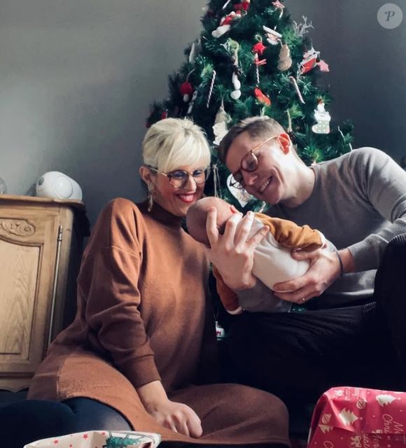 Et de compléter : "Nous avons vécu les 6 h les plus longues de notre vie à attendre aux urgences et une nuit à le veiller. Résultat, un beau trauma crânien."

Aurore et Jonathan immortalisés sur Instagram avec leur fils Achille (Capture d'écran).