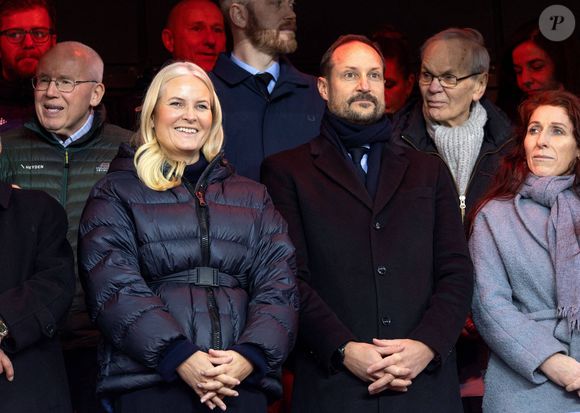 Le prince héritier Haakon et la princesse héritière Mette-Marit de Norvège assistent à la finale de la Norgesmesterskapet 2024, la coupe norvégienne de football, entre Fredrikstad FK et Molde FK au stade Ullevaal d'Oslo, Norvège, le 7 décembre 2024. © Dana Press/Bestimage